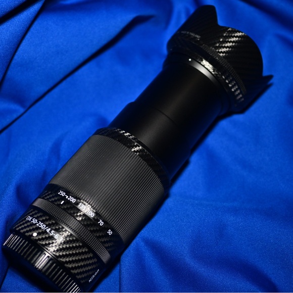 NIKKOR Z dx 50-250mm f/4.5-6.3 VR Lens with Nikon HB-90A NIKKOR Z dx 50-250mm f/4.5-6.3 VR Lens with Nikon HB-90A